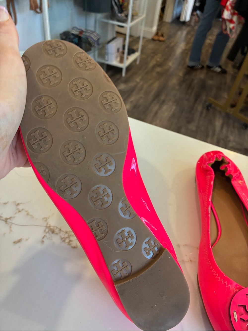 Tory Burch Hot Pink Patent Leather Logo Reva Ballet Flats - Picture 2 of 2